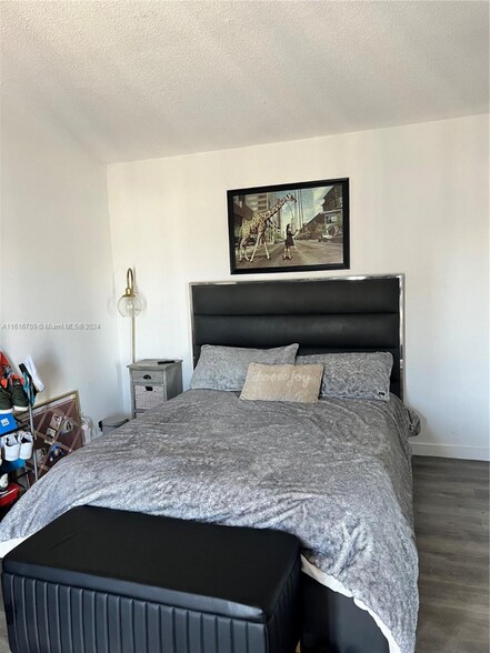 Building Photo - 1100 NE 1st Ct