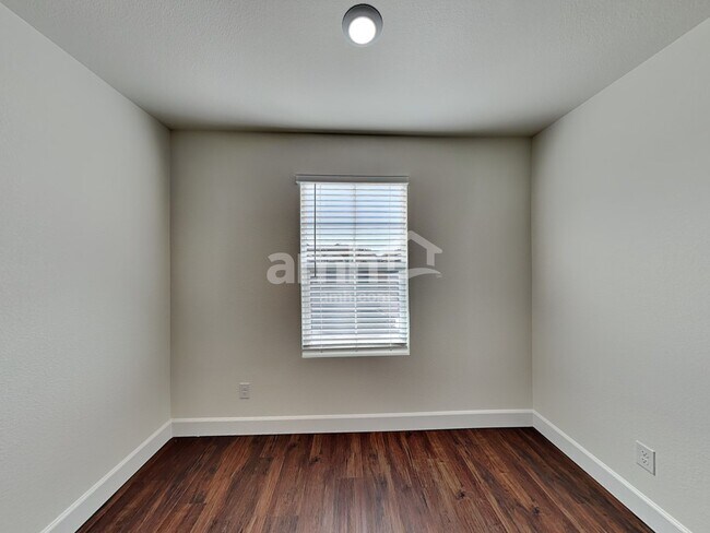 Building Photo - 260 Yasmin Daylily Pl