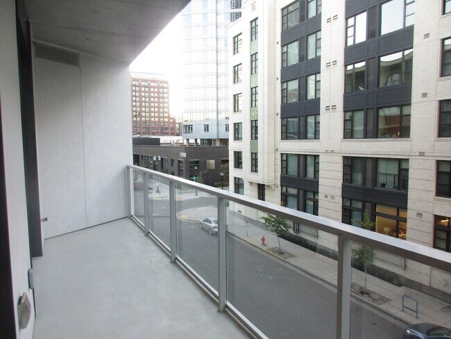 Building Photo - Vista Condominiums - 1 bedroom/1 bath Pearl District condo w/parking/storage/amenities/most utili...