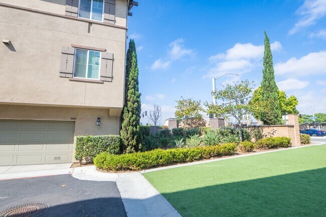 Building Photo - Amazing 3 Bedroom Condo available now! Totally loaded unit, schedule a tour today!