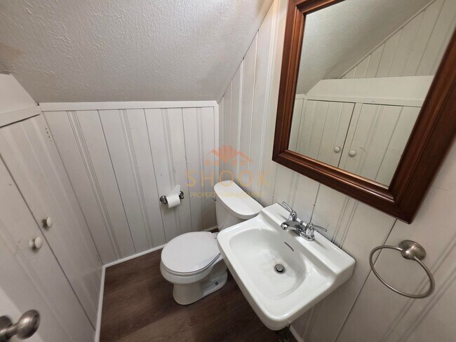 Building Photo - GORGEOUS ALL BRICK HOME CLOSE TO CAMPUS