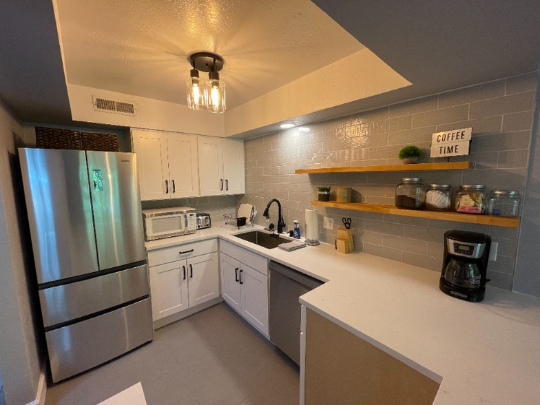 Primary Photo - 113 N E Center St