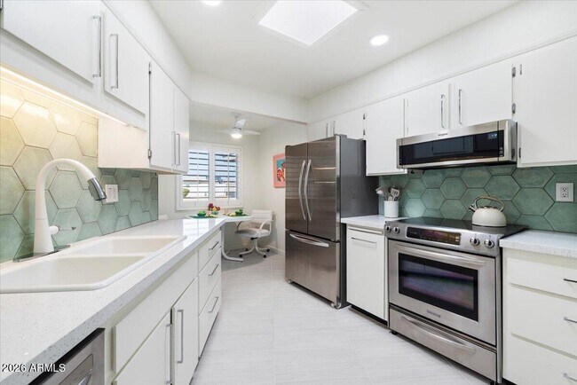 Building Photo - 10129 W Campana Dr