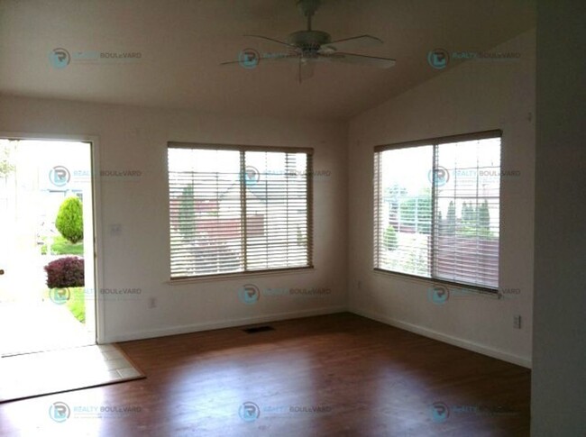 Building Photo - Bright & Spacious 3-Bedroom Home with Larg...