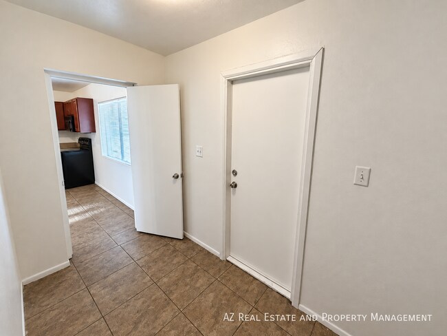 Building Photo - 4528 W Palm Ln
