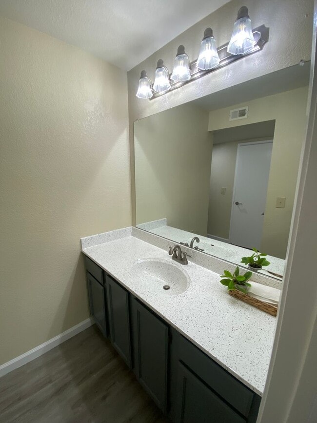 Building Photo - Amazing Condo Nestled in the Oakland Hills W/ Parking, Laundry & Patio!