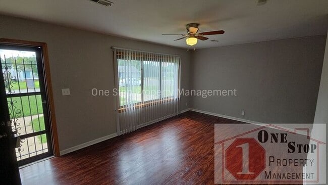 Building Photo - 3 Bedroom, 2 Bathroom with 1 Car Garage in Gladstone, Missouri