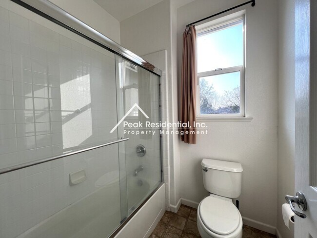 Building Photo - North Natomas 3bd/2.5ba House with 2 Car Garage