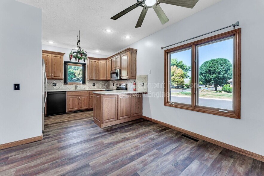 Building Photo - 514 N Ellen St