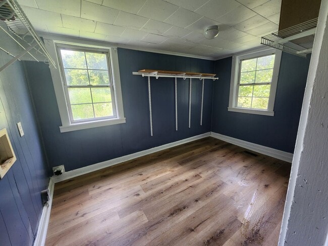 Building Photo - Charming Farm Cottage in Chatham, IL!