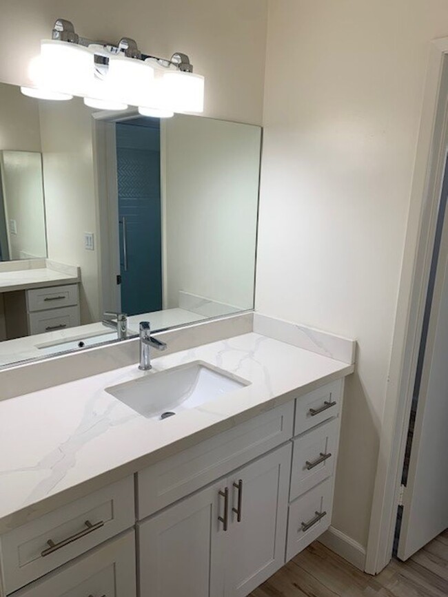 Building Photo - AMAZING REMODELED 2 BED / 2 BATH BELMONT H...