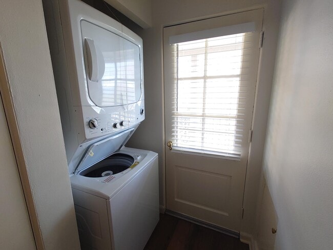 Building Photo - 3222 E Hampshire St