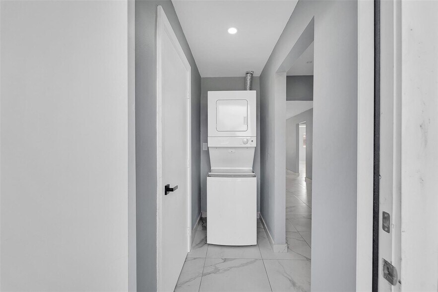 Building Photo - 4681 SW 43rd Ter