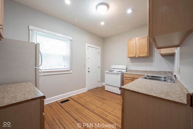 Building Photo - 411 W 40th St