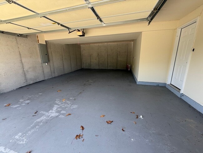 Building Photo - Beautiful 4 Bedroom!