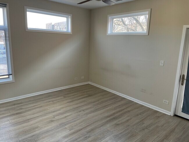 Building Photo - 915 S Oak Park Ave