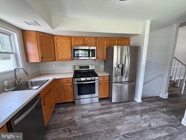 Building Photo - 417 Greenview Dr