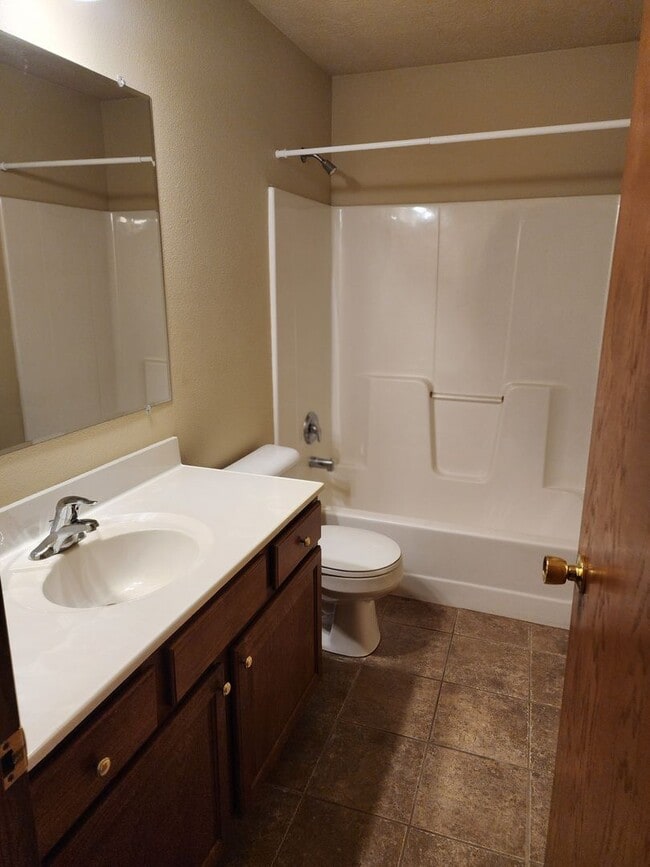 Building Photo - three bedroom two bathroom Town Home