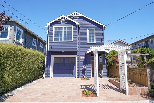 Primary Photo - Beautiful 2.5 Bedroom Home Available In Al...