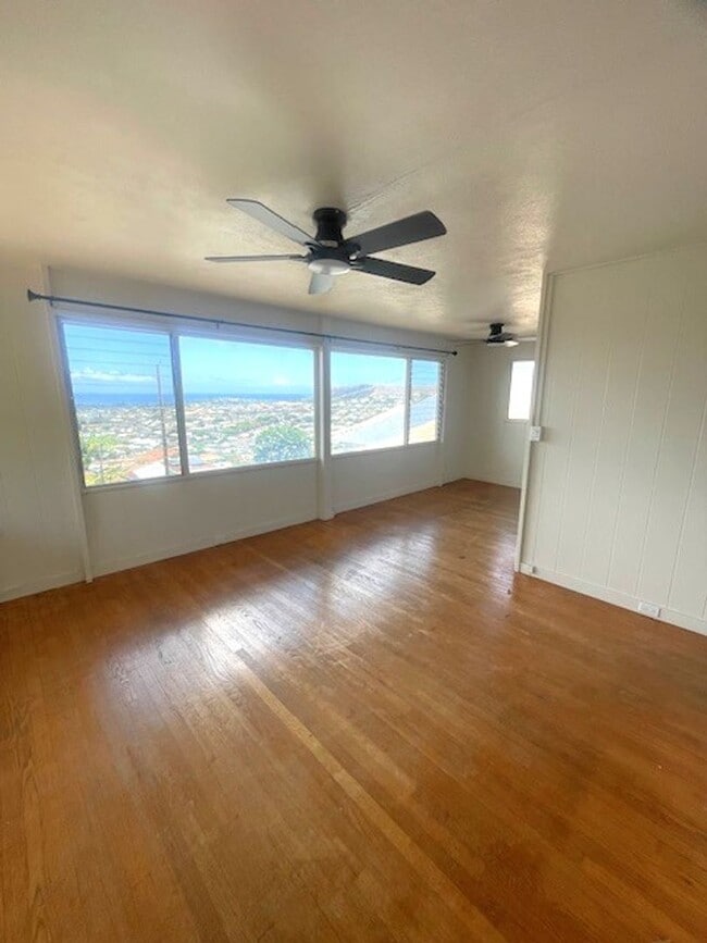 Building Photo - 3 Bedroom / 1 Bath home in Kaimuki