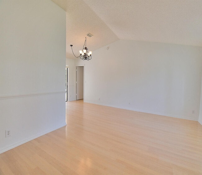 Building Photo - 174 Parkwood Dr