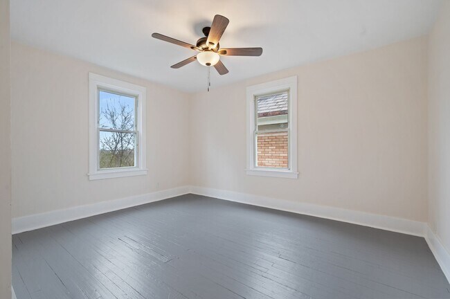 Building Photo - Newly Renovated 3 Bed, 1 Bath Home - Conveniently Located, Central AC & Heat - Available NOW in B...