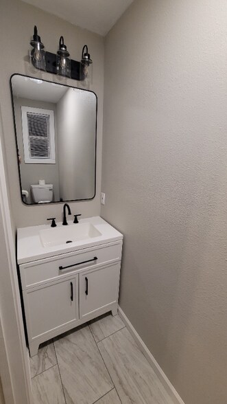 Building Photo - 206 W Chester St