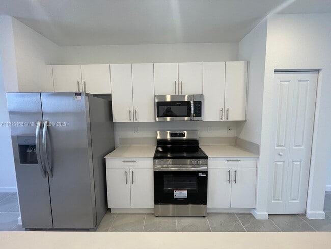 Building Photo - 1076 SE 2nd St