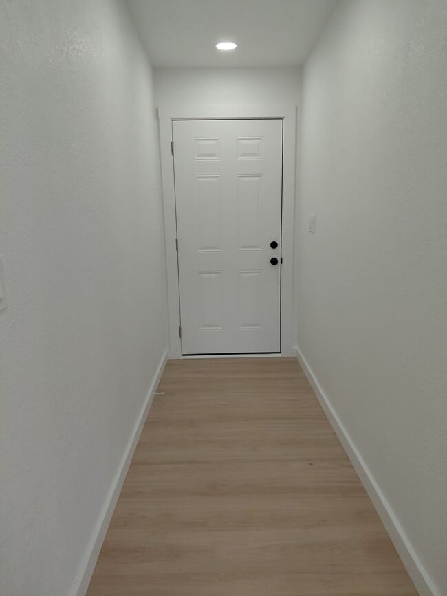 Building Photo - 3/2/2 Newly remodeled home with new appliance, flooring and much more!