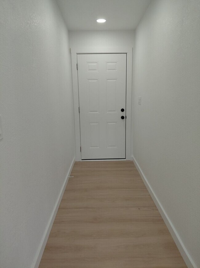 Building Photo - 3/2/2 Newly remodeled home with new appliances, flooring and much more!