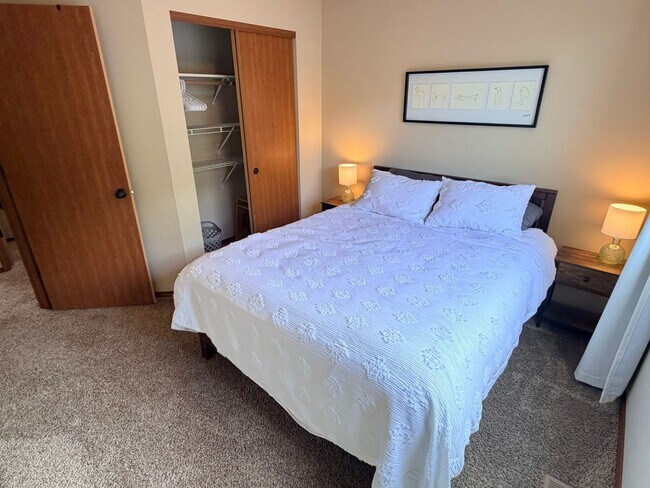 Building Photo - Short term, fully furnished home! 3 bed, 2.5 bath, central a/c, w/d, d/w, covered parking, great ...