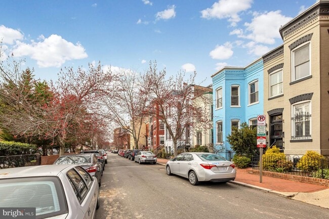 Building Photo - Logan Circle Beautifully Renovated Studio Apartment