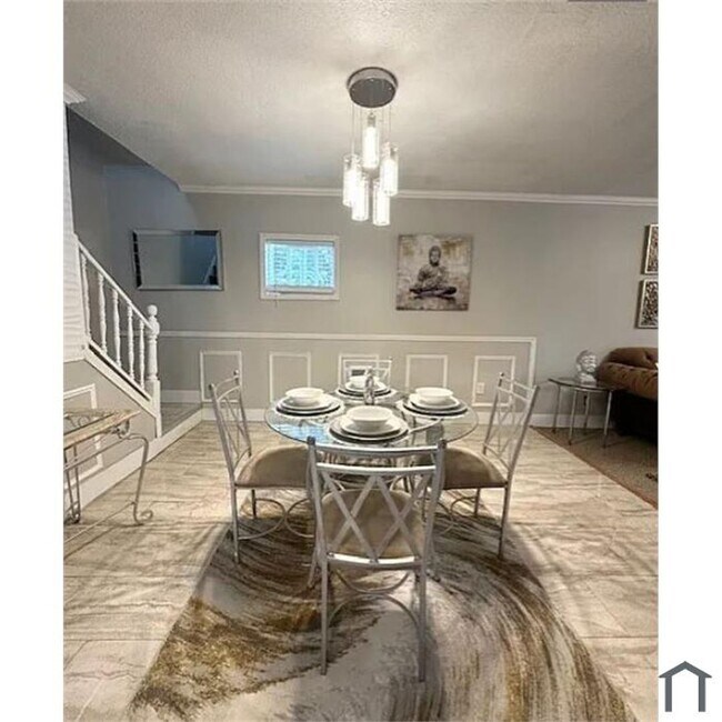 Building Photo - 216 E 33rd St