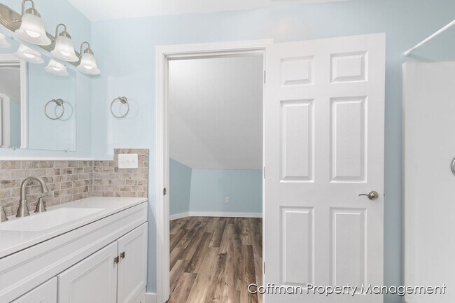 Building Photo - 4 Bed, 2 Full Bath Fully Remodeled Home