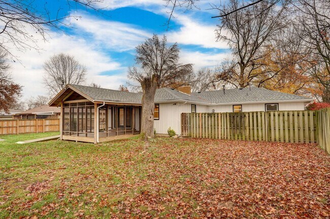 Building Photo - 701 Hillcrest Ave