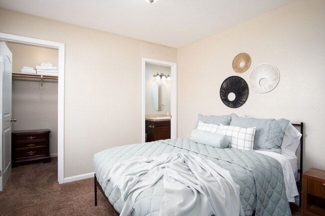 Building Photo - Full Furnished Short or Long-term rental in highly desired neighborhood