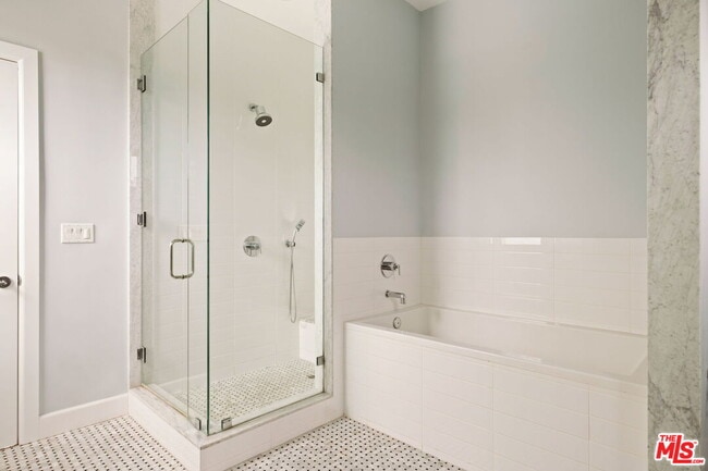 Building Photo - 1023 Superba Ave