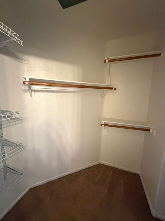 Building Photo - Corner lot townhome