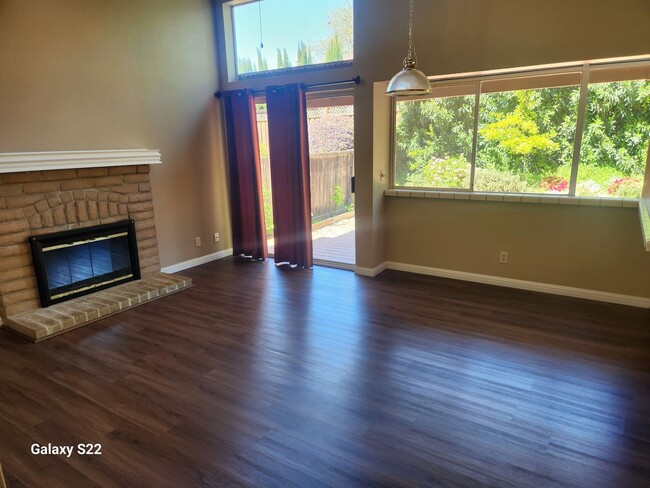 Building Photo - Beautiful 4 bedroom, 3 bathroom home locat...