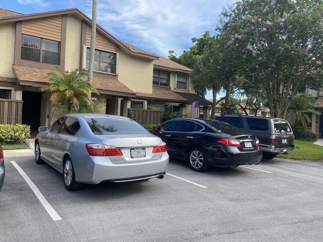 Building Photo - 3961 Cocoplum Cir