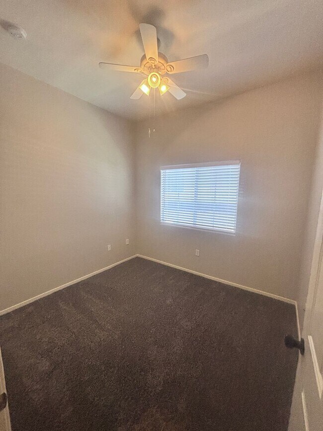 Building Photo - 2 Bed + Den/ 2 Bath 2nd floor condo in Gat...
