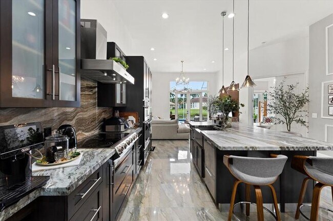 Building Photo - 10792 Queen Palm Ct