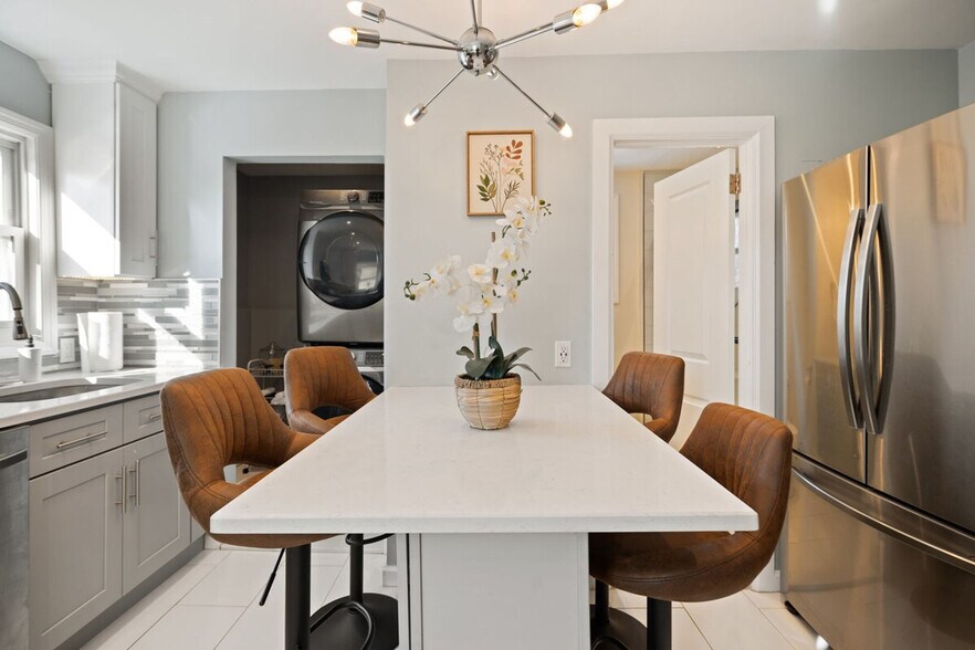 Building Photo - 32 E 44th St