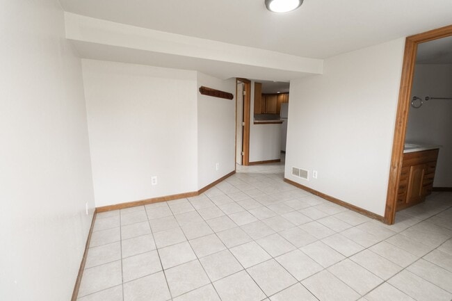 Building Photo - 5 Bed 2 Bath House