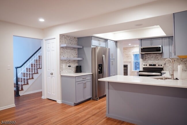 Building Photo - 48 Eton Ct