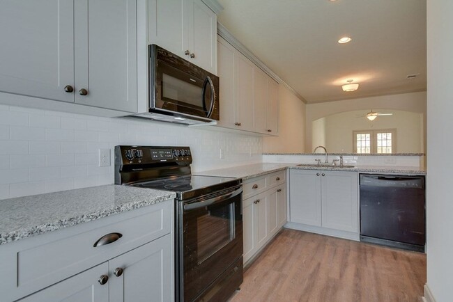 Building Photo - Beautiful End Unit Townhouse