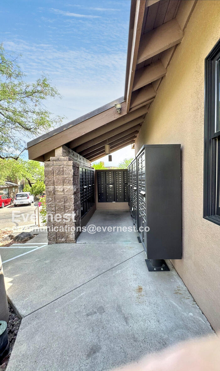 Building Photo - 6655 N Canyon Crest Dr