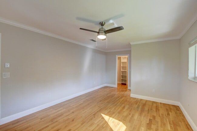 Building Photo - 1010 SW 1st St