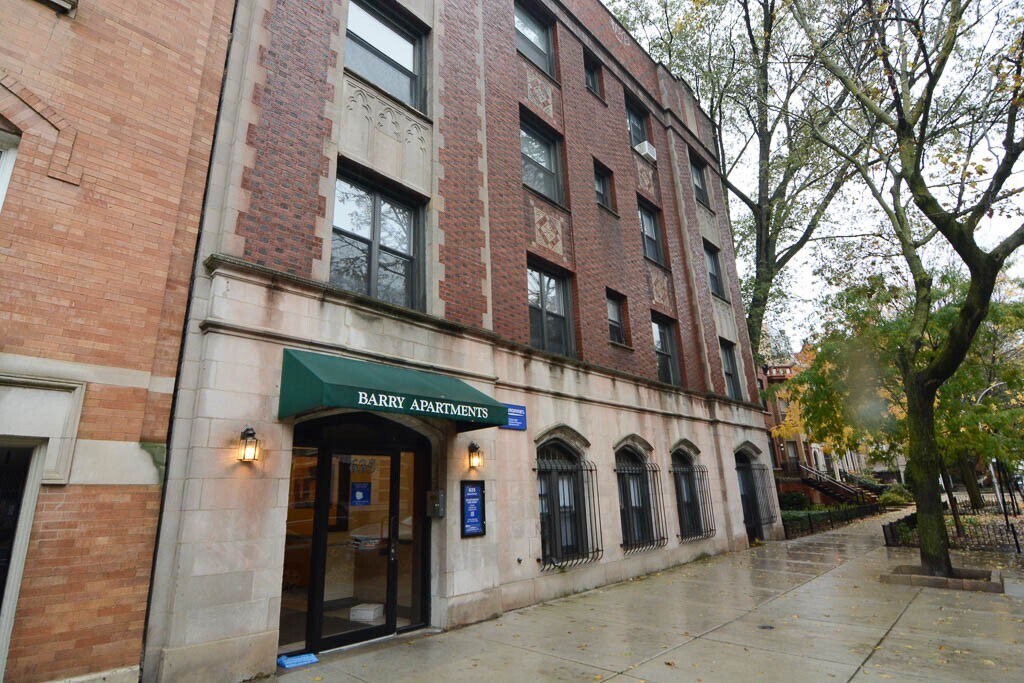 Building Photo - 633 W Barry Ave
