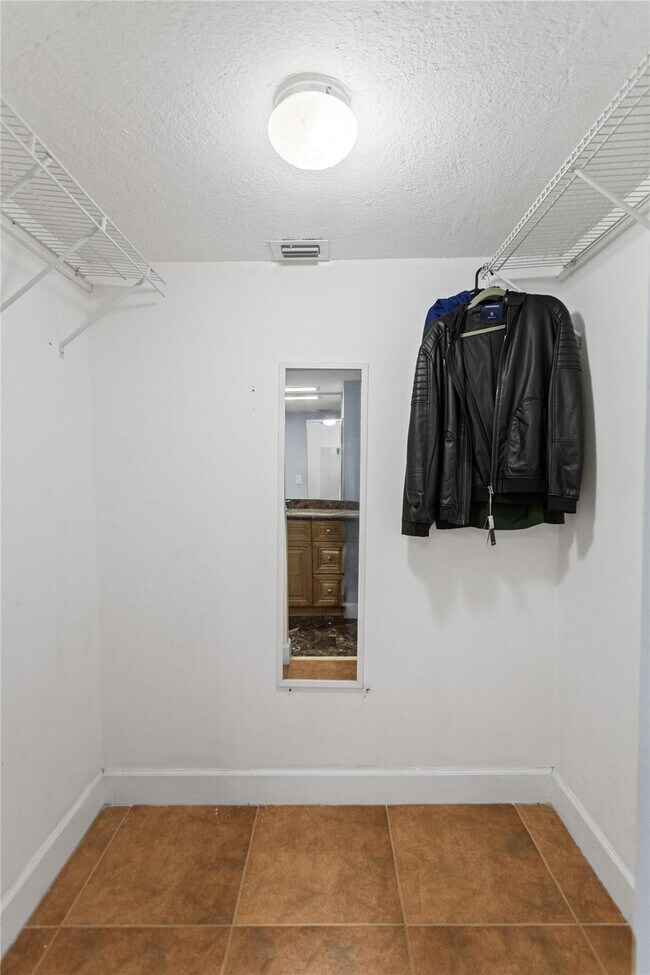 Building Photo - 2312 S Cypress Bend Dr